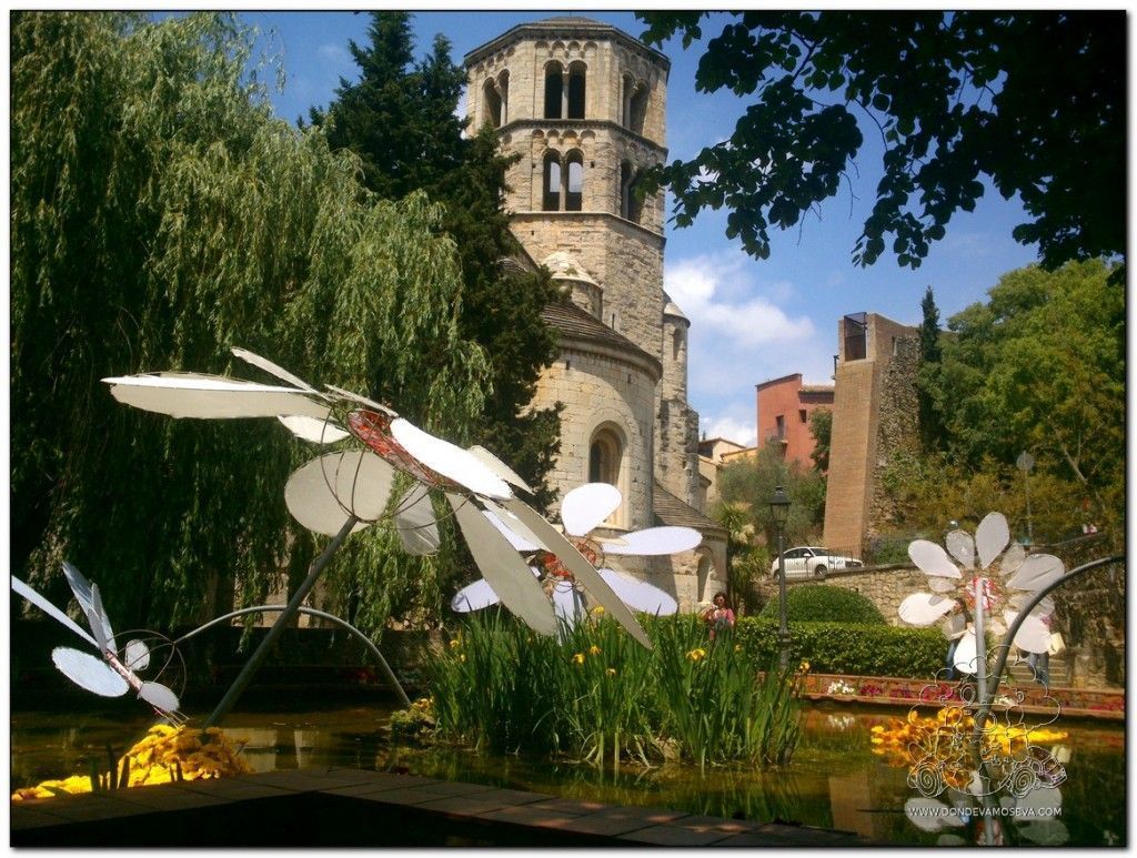 Jardines del Doctor Figueres con el campanario románico de Sant Pere de Galligants como telón de fondo en girona temps de flors