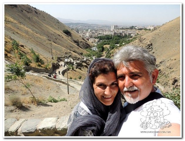 Carmelo, yo, mi sofocante pañuelo, la rampa de subida al Darabad y Teherán de fondo