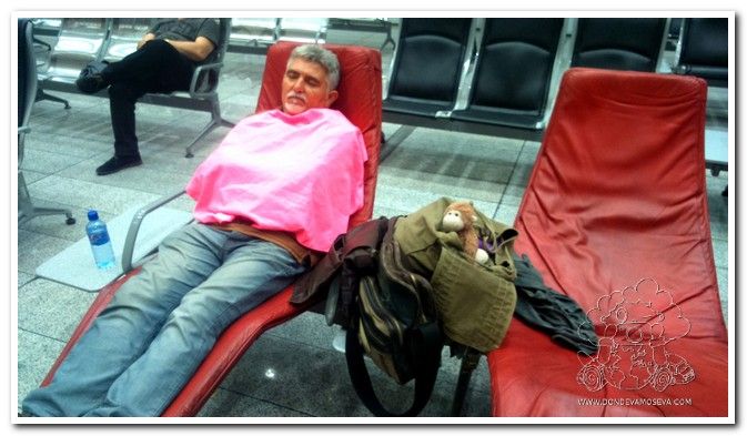 El descanso del viajero en el aeropuerto de Teherán, Irán