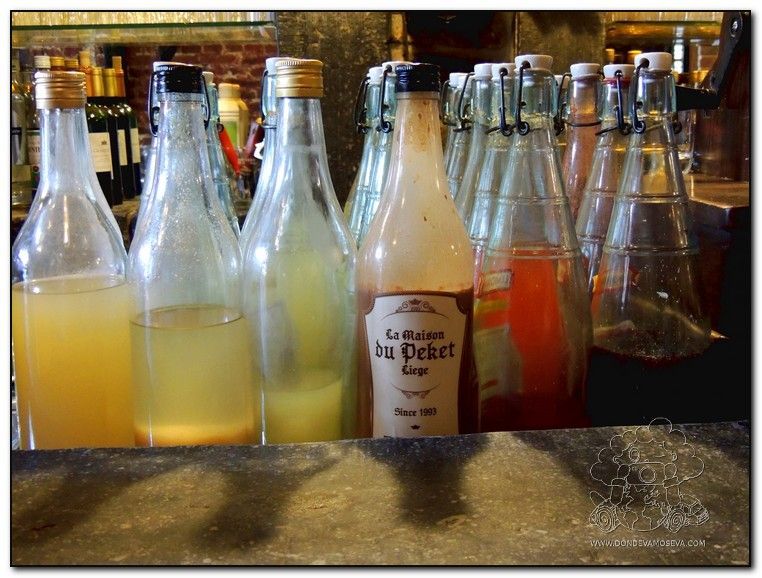 Botellas de Peket, el licor típico de Lieja