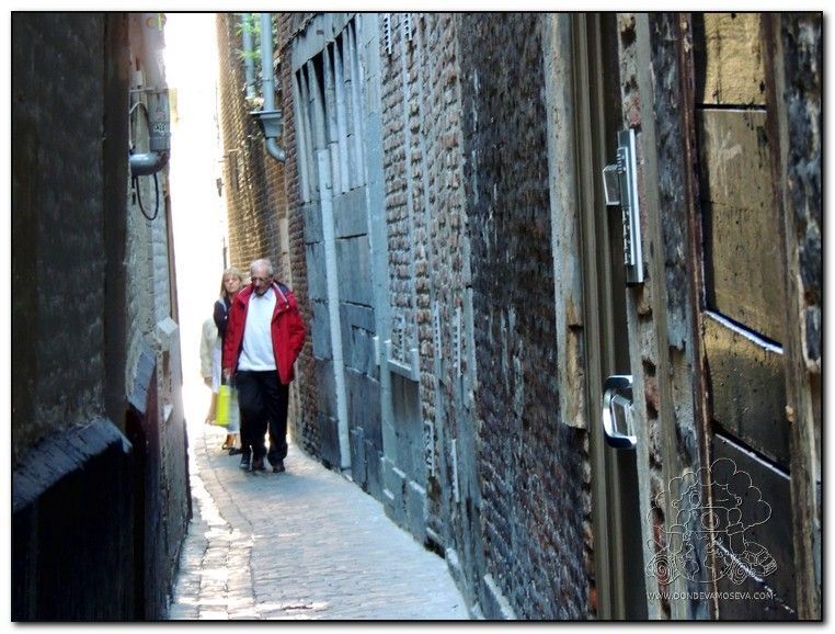 Estrecha Rue de Le Carré, ¿jugamos al escondite?