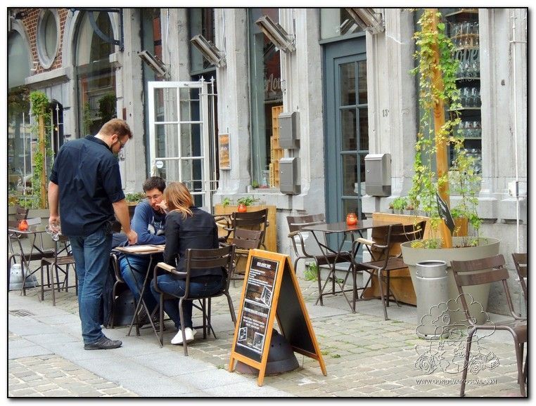 vida cotidiana pareja en terraza de lieja bélgica