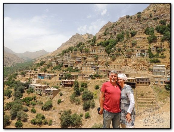 selfi-con-oraman-al-fondo-kurdistan-iran