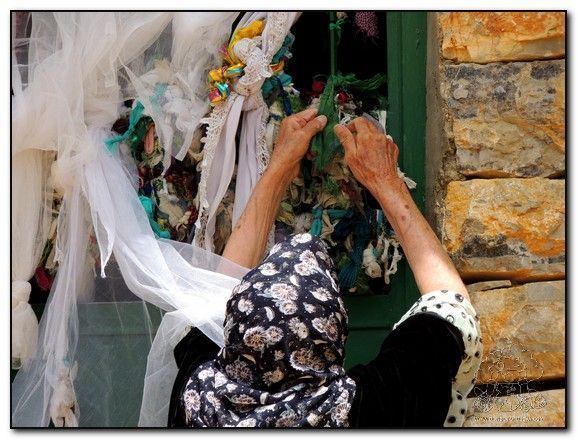 mujer-kurda-con-ofrenda-religiosa-en-oraman-kurdistan-iran