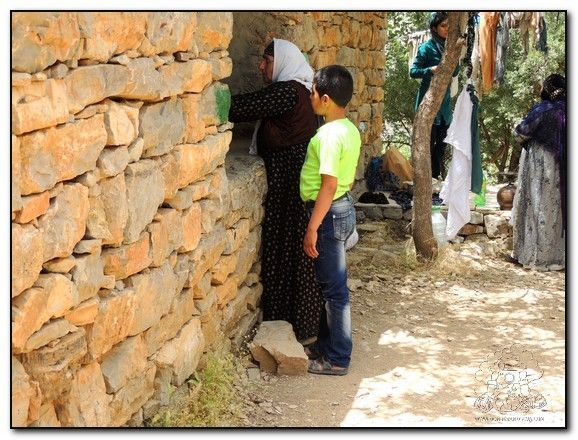 mujer-kurda-depositando-ofrendas-en-kurdistan-iran