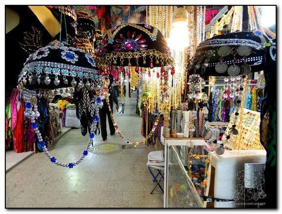 Brocados, gorros tradicionale sjurdos y joyas en el bazar de Sanandaj