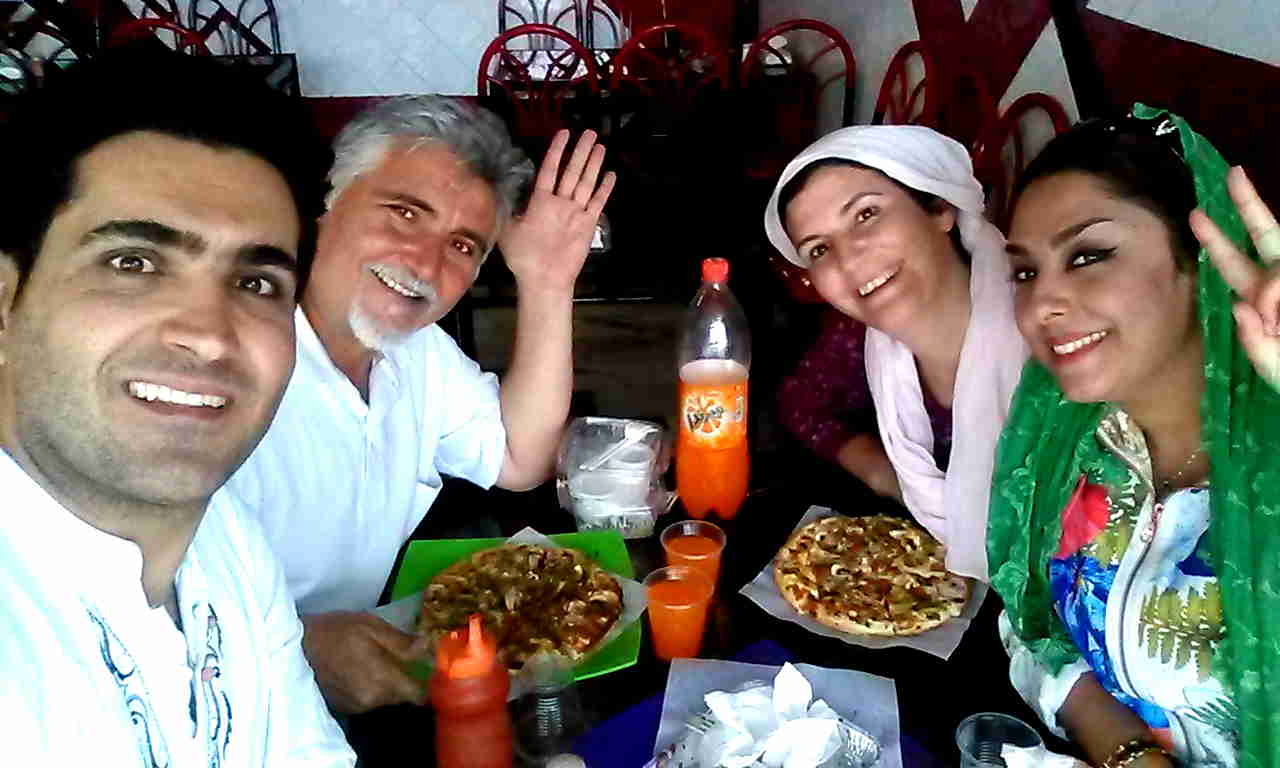 Tomando pizza kurda en Sanandaj