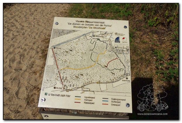 Panel informativo de las rutas a pie por la Reserva Natural de Westhoek