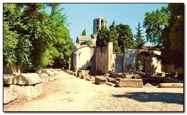 Iglesia de San Honorato en Les Alycamps
