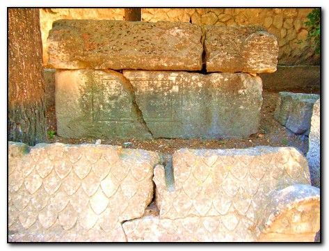 Tumbas y sarcófagos en el Camino de Santiago