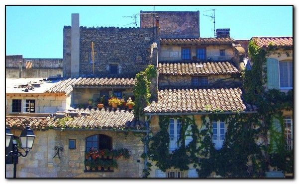 El esplendor provenzal en balcones y ventanas de Arles