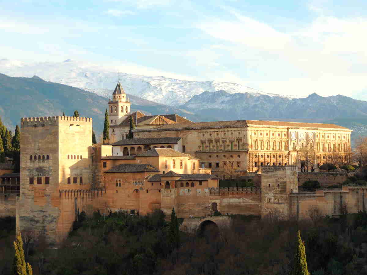 La Alhambra de Granada, ciudad palatina nazarí