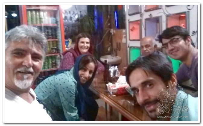 "De copas", tertulias y descubrimientos con anfitriones locales en Teherán