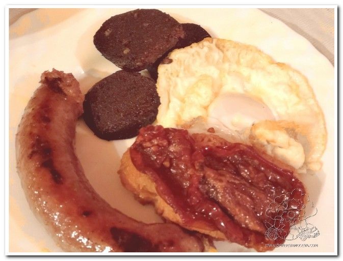 Plato local Bar Alcanadre: tosta con tomates secos, bolas, longaniza y huevos