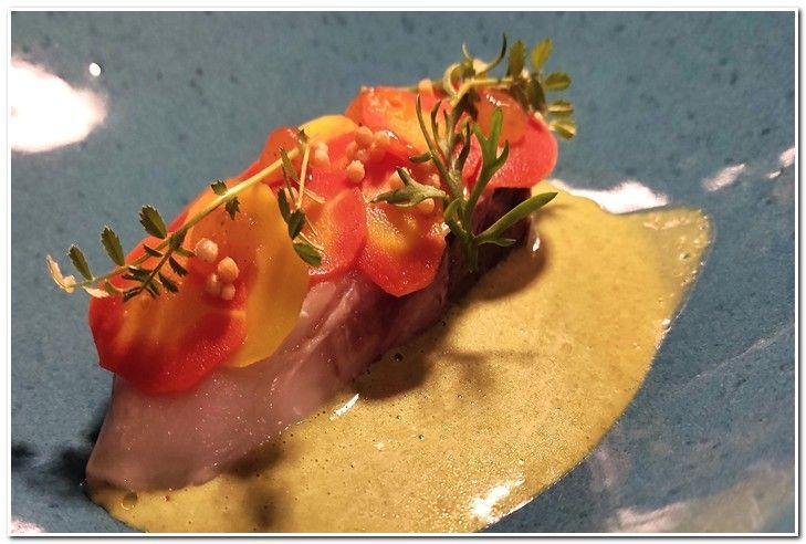 Homard de Méditerranée cuisine dans une caillette de chou d'automme