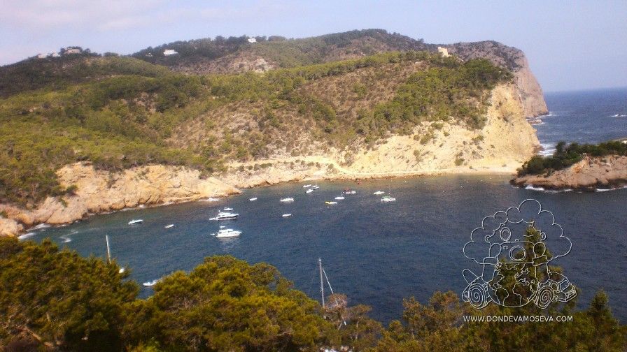 Barcos en las calas de Ibiza