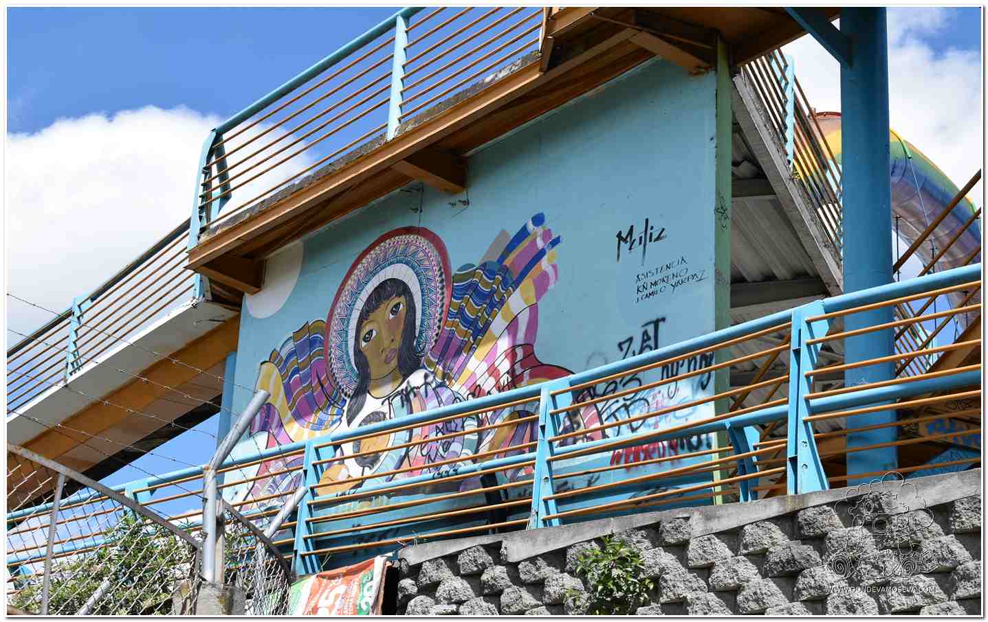 Mural acceso a la pasarela peatonal