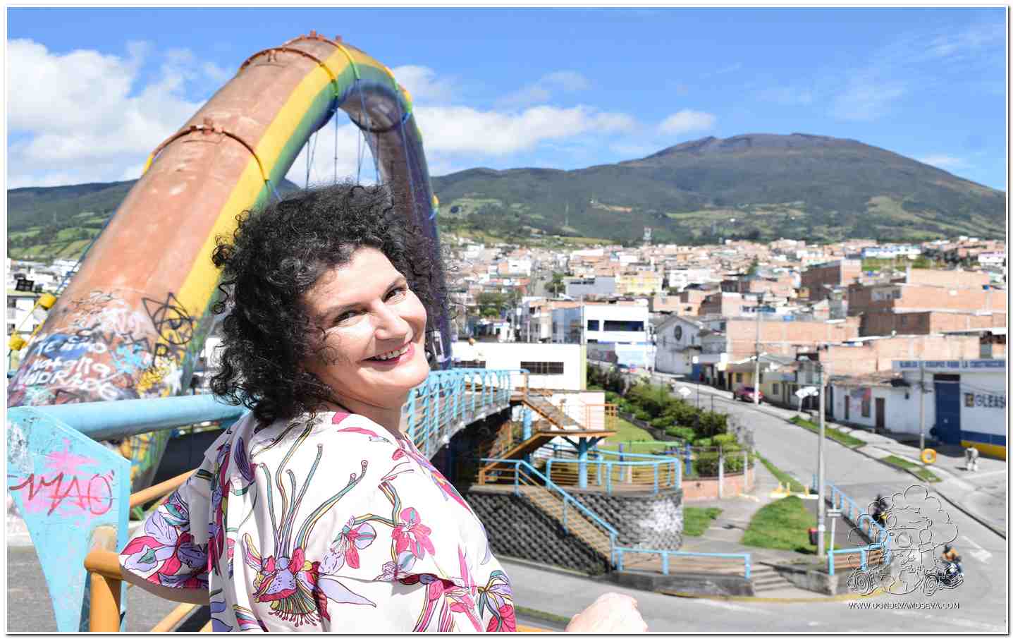 Pasarela sobre la carretera Panamericana a su paso por Pasto con el volcán Galeras al fondo