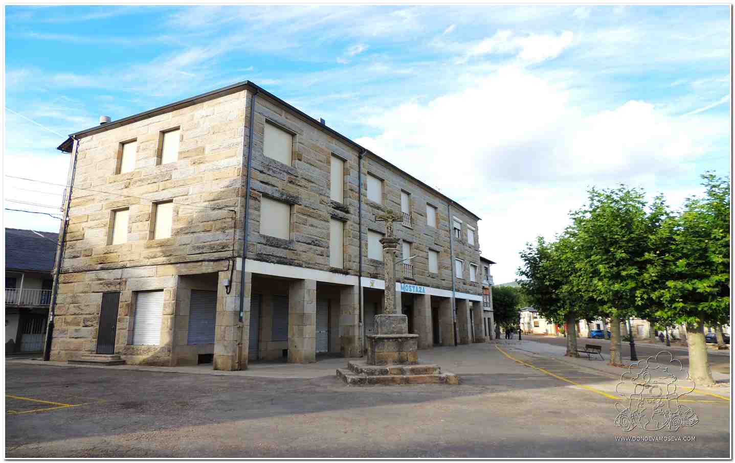 Plaza mercado semanal con crucero El Puente Sanabria Zamora
