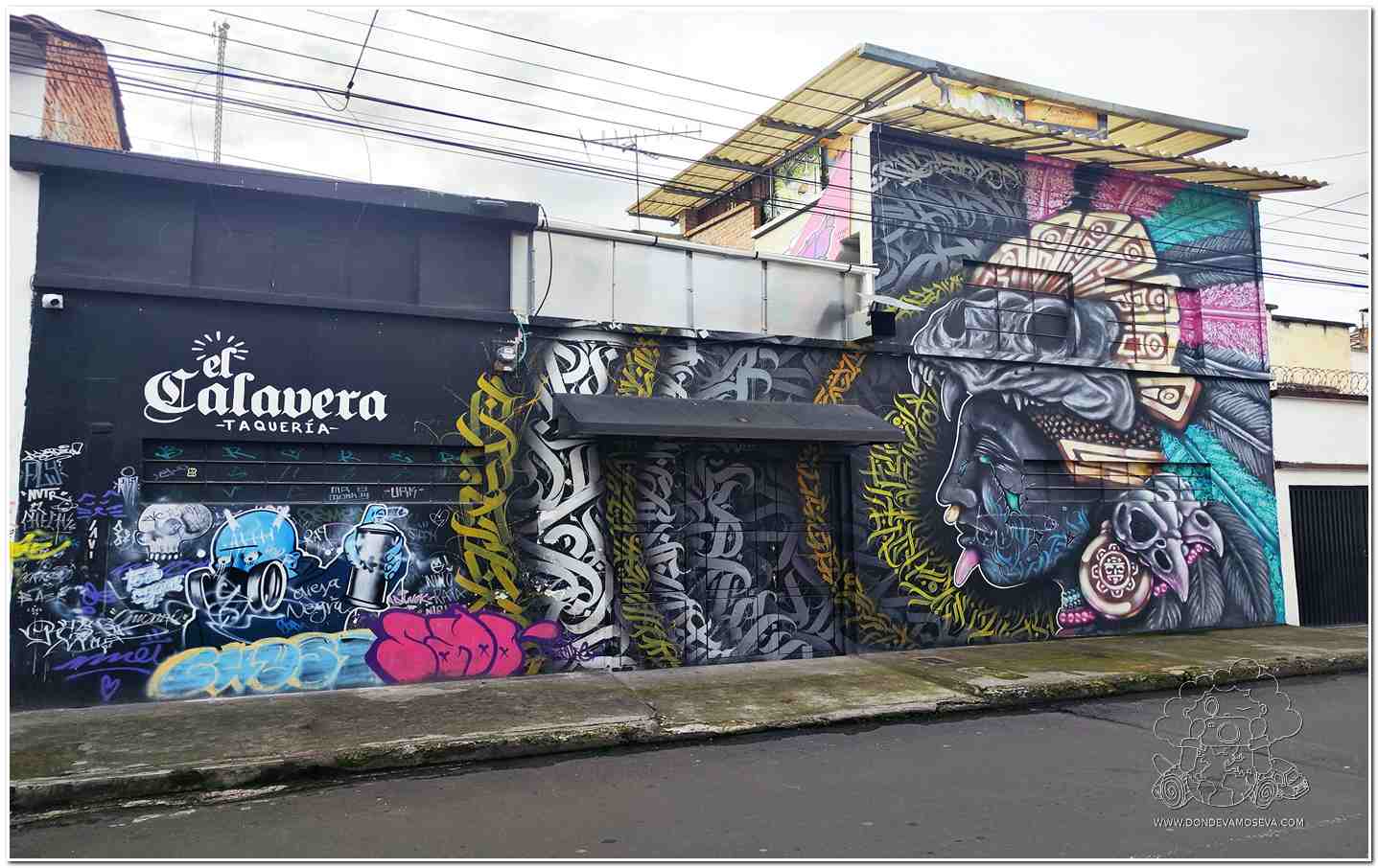 Mural en la fachada de la taquería El Calavera 