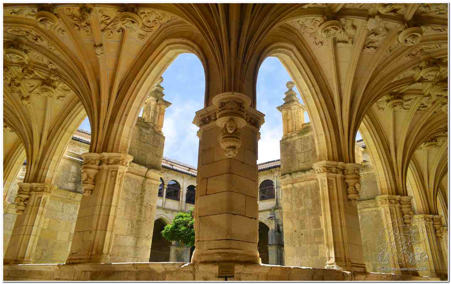 Claustro del Real Monasterio de San Zoilo Carrión de los Condes camino de Santiago francés en Palencia