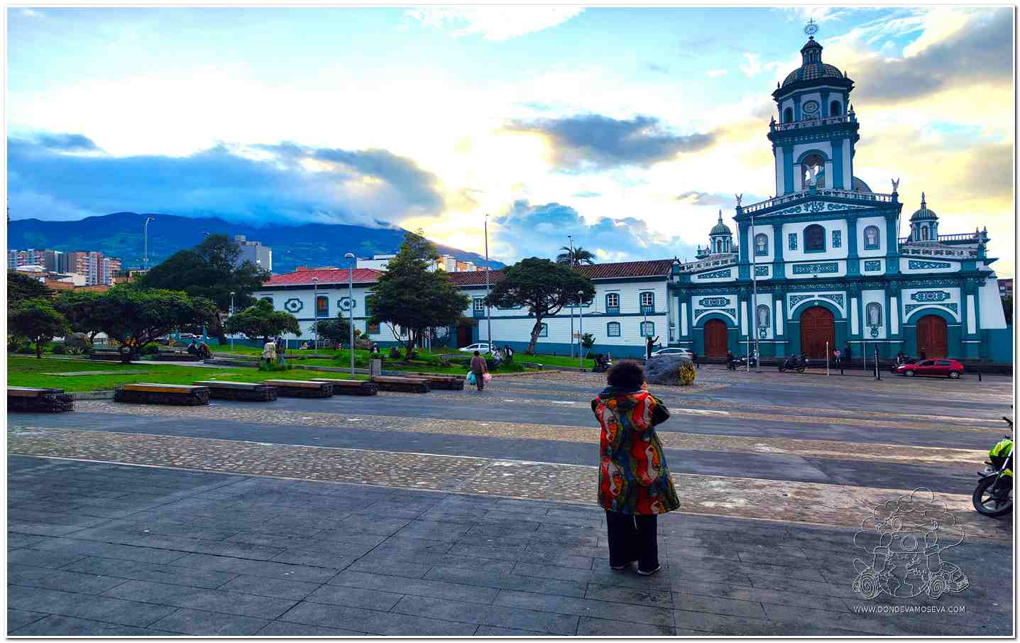 Iglesia de San Felipe con volcán Galeras al fondo 