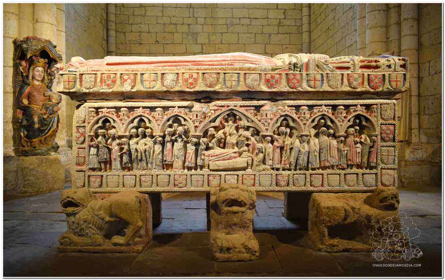 Sepulcros Iglesia Santa María la Blanca Villalcazar de Sirga y Virgen de las Cantigas Palencia