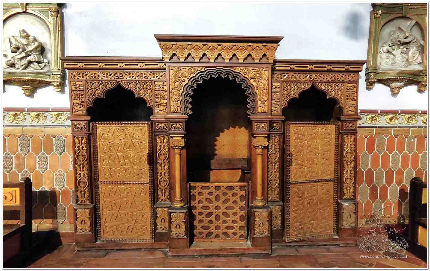 detalle confesionario con marquetería y motivos árabes Templo de San Juan Bautista