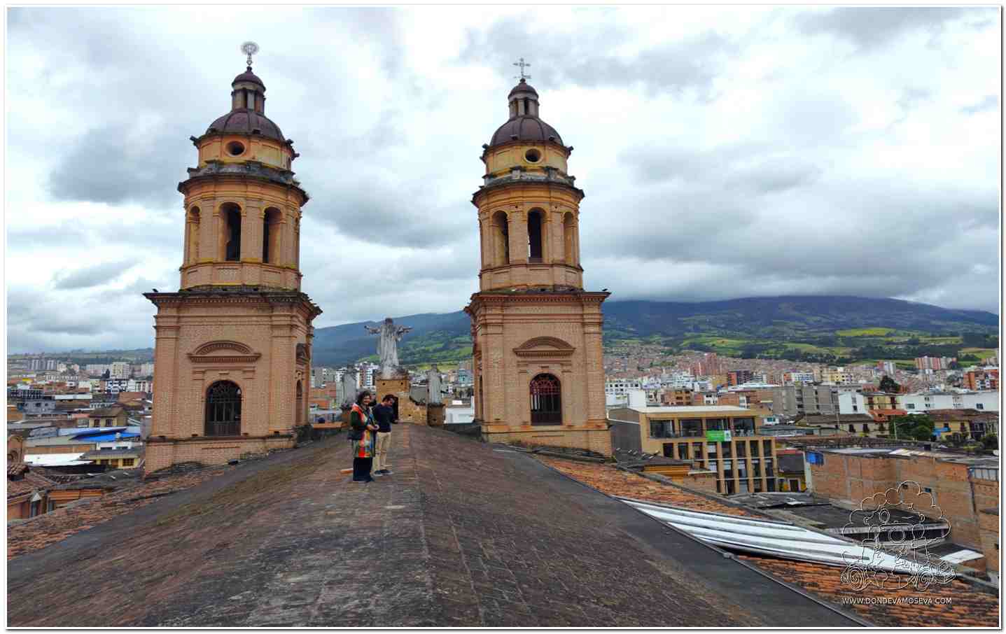 techo de la Catedral de Pasto con volcán Galeras al fondo nublado
