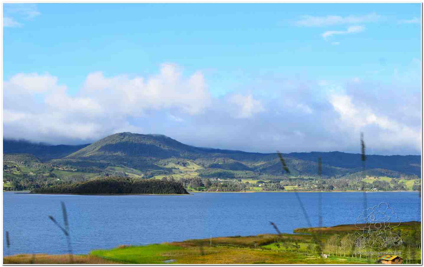 Volcán monogenético en el Humedal Ramsar La Cocha