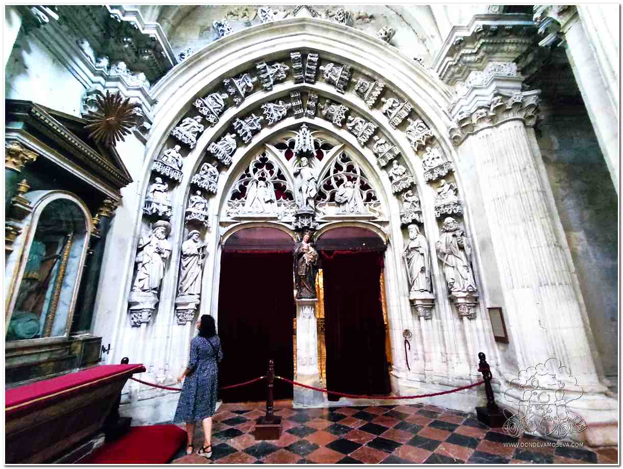 aría del Rey Casto Portada Tardogótica del crucero norte Catedral Oviedo Asturias