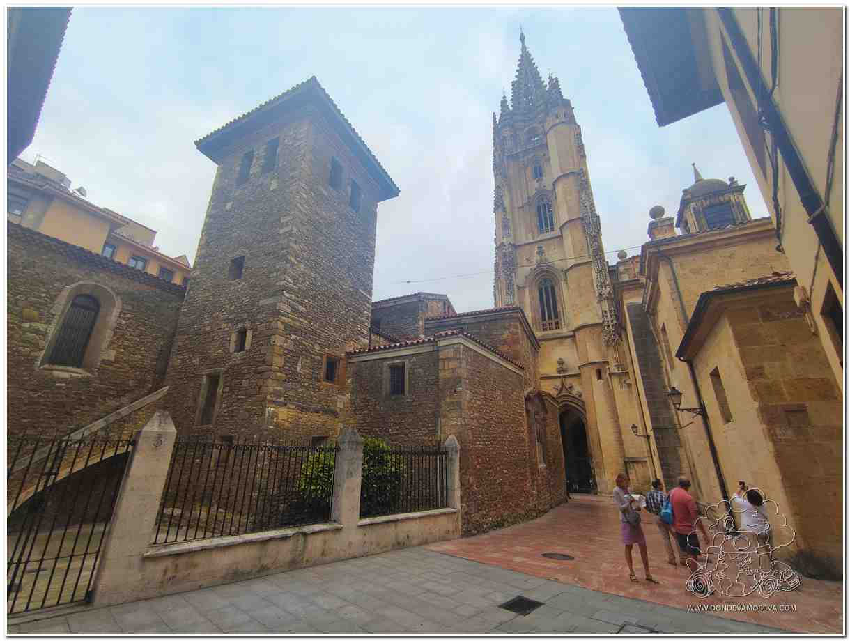 Casco antiguo catedral Oviedo Asturias