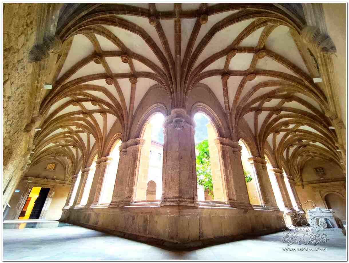 Claustro Convento San Vicente Museo Arquológico Asturias Oviedo
