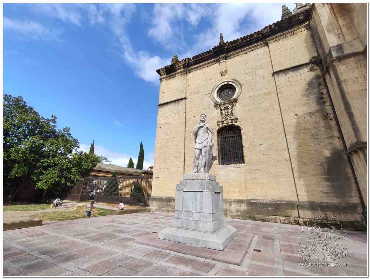 Plaza Alfonso II El Casto Catedral de Oviedo Asturias