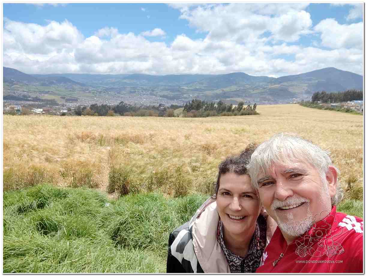 Campos de cereales con Pasto al fondo en la ruta de Senderismo de Catambuco a Obonuco