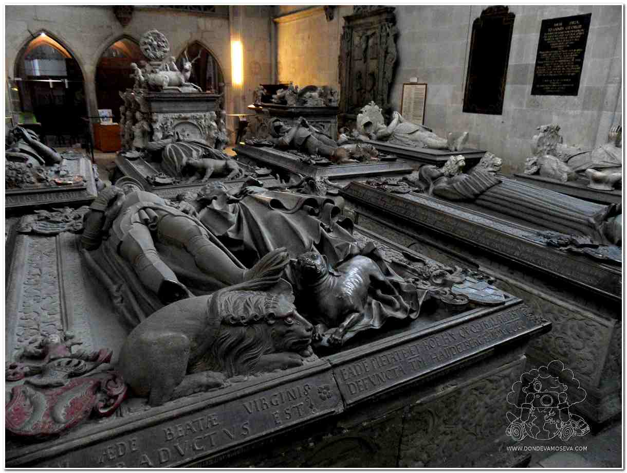 Stifkirch , iglesia con tumbas antropomorfas Tübingen Selva Negra Alemania
