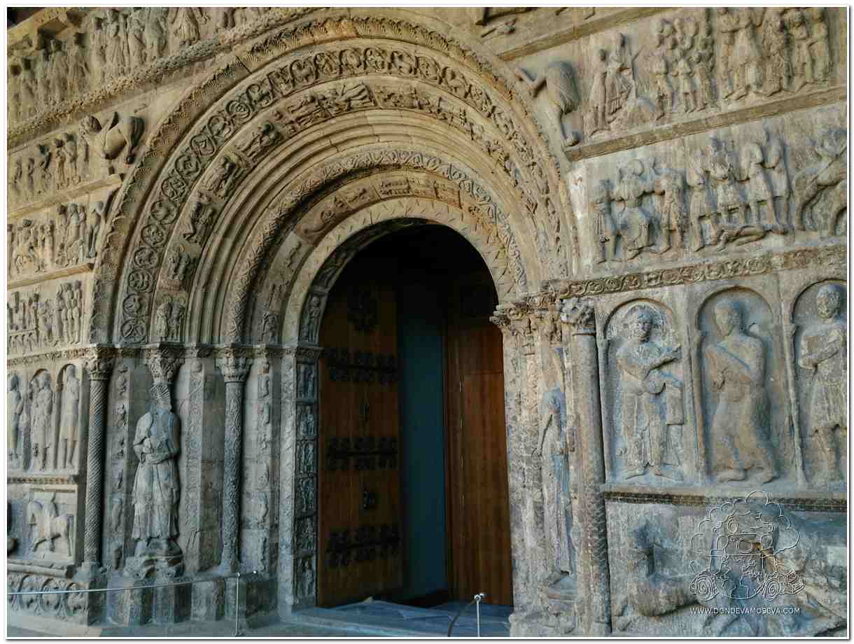 Pórtico de Santa María de Ripoll, excepcional obra del siglo XII por la riqueza del programa iconográfico