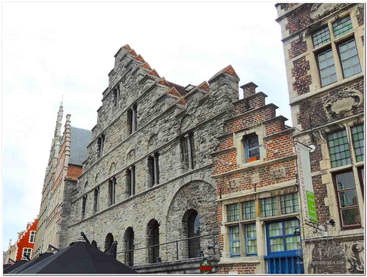 Casas gremiales de la calle Graslei, un icono de la ciudad junto a los muelles.