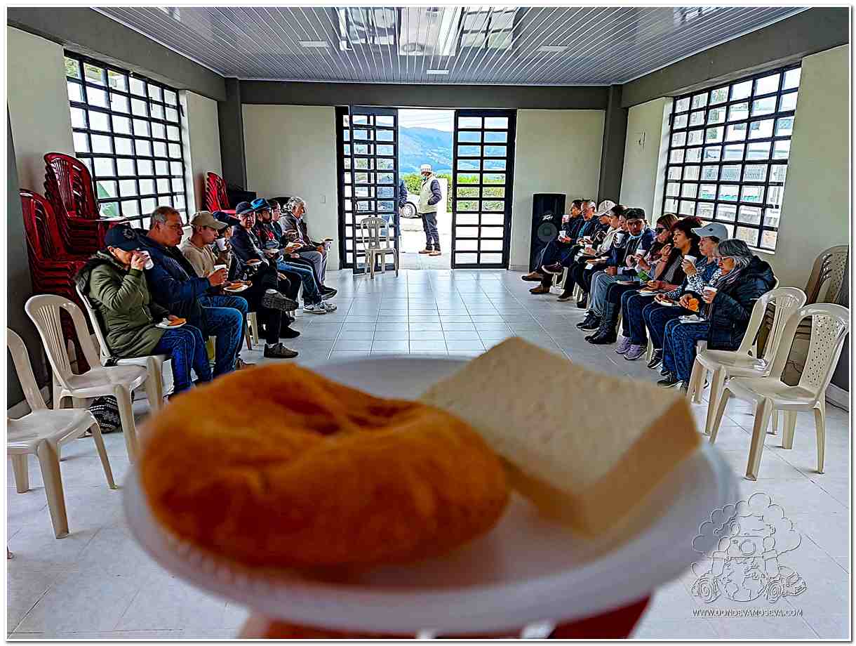 Desayuno con arepa de maíz de trigo y queso molido en la Asociación lácteos San Ramón ruta agroturística La vía Láctea