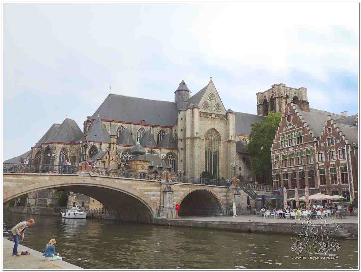 El puente de San Miguel salva el canal del río Lys  mejor lugar para observar los muelles medevales de Gante