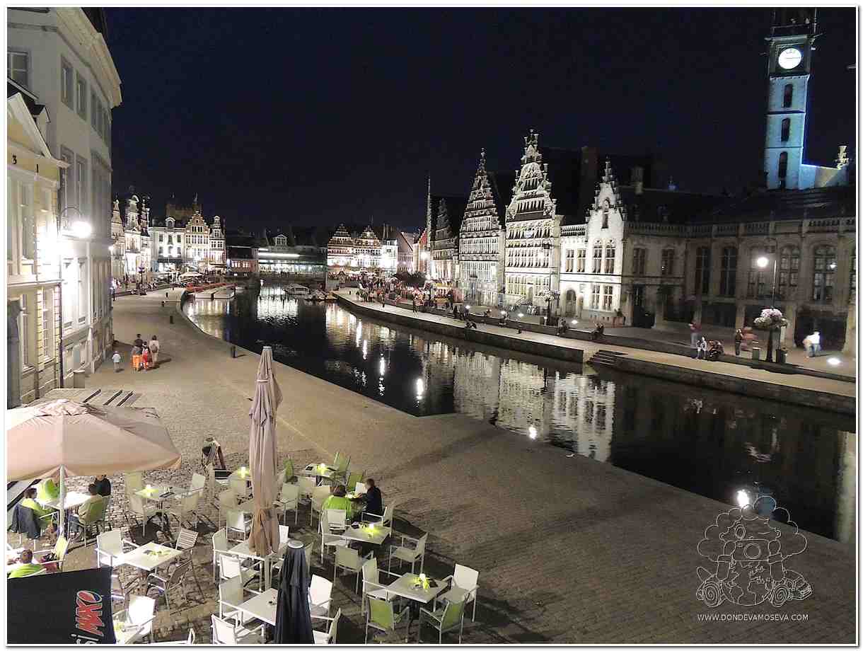 La iluminación de Gante ha recibido algunos premios y menciones. el canal del Lys refleja los edificios en sus aguas.