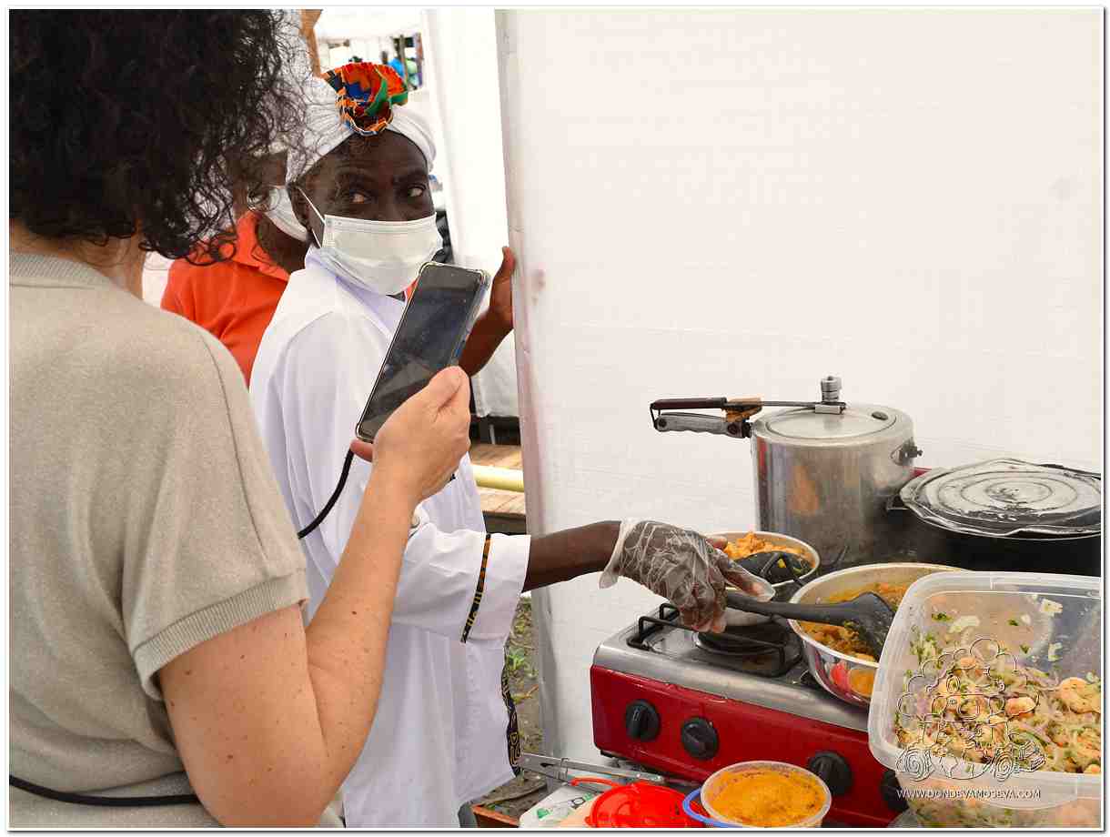 Matrona cocinera en feria gastronómica en Playa El Morro
