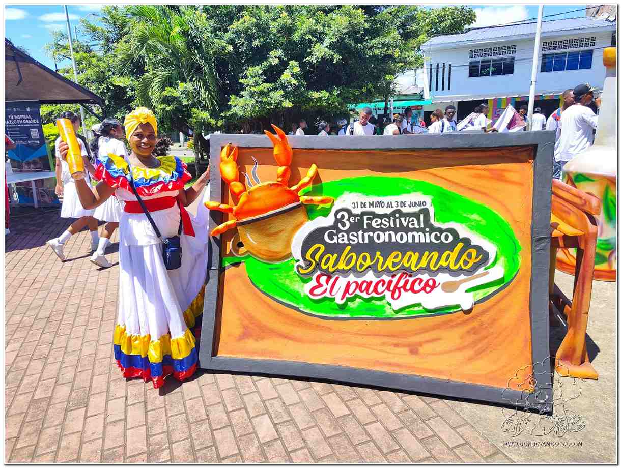 cocinera ancestral en desfile  inaugural del Parque Colón de Tumaco