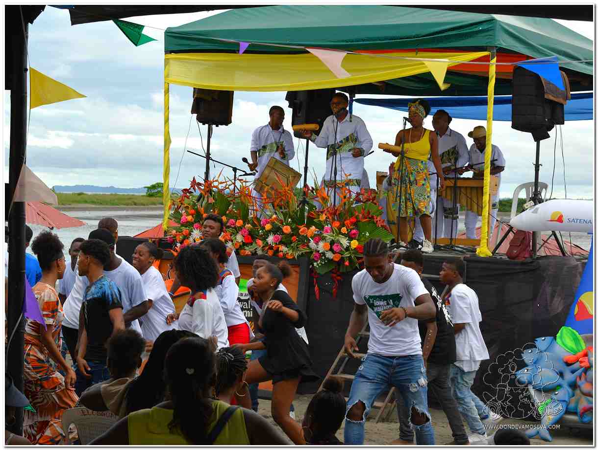 Música y baile en la Playa del Bajito en Tumaco