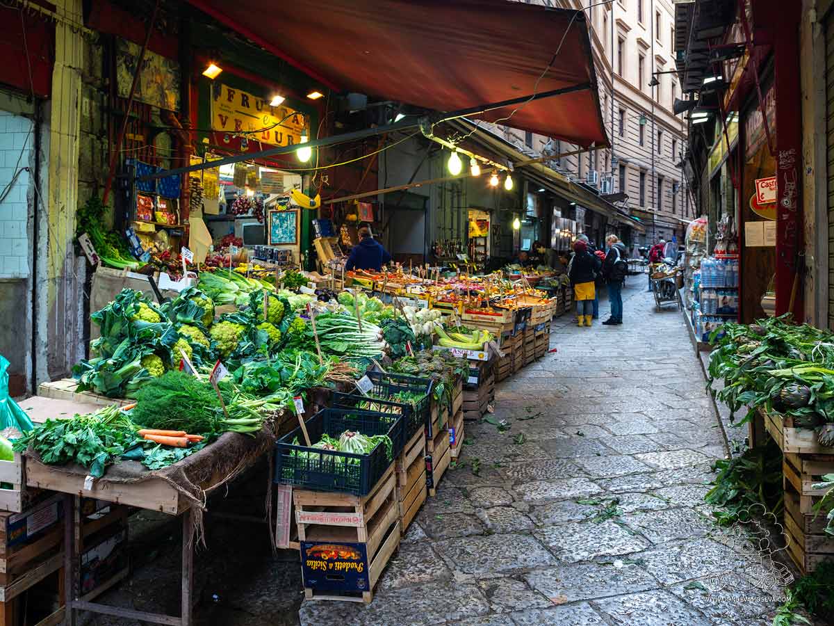 Típico mercado en la calle