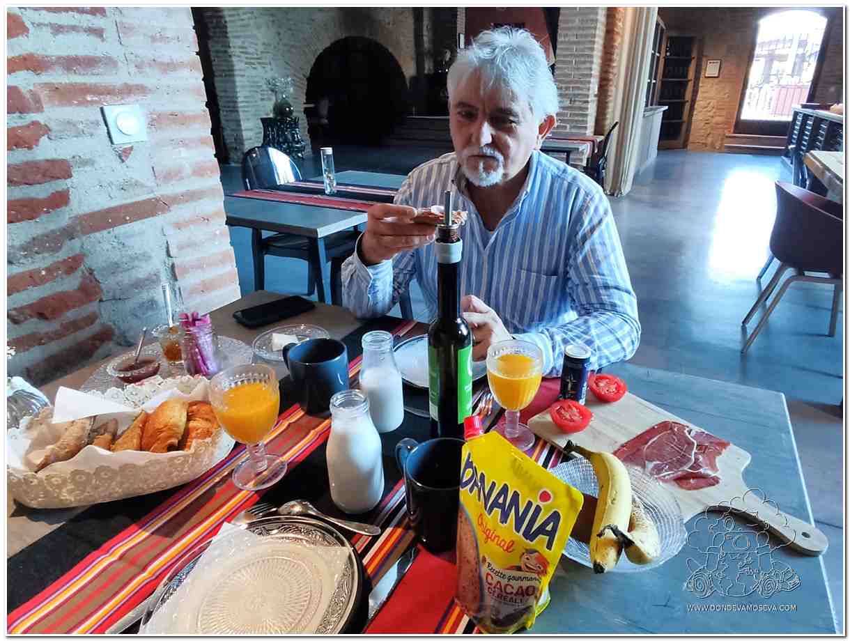 Desayuno en Mas Latour Laval alojamiento Perpiñán Francia