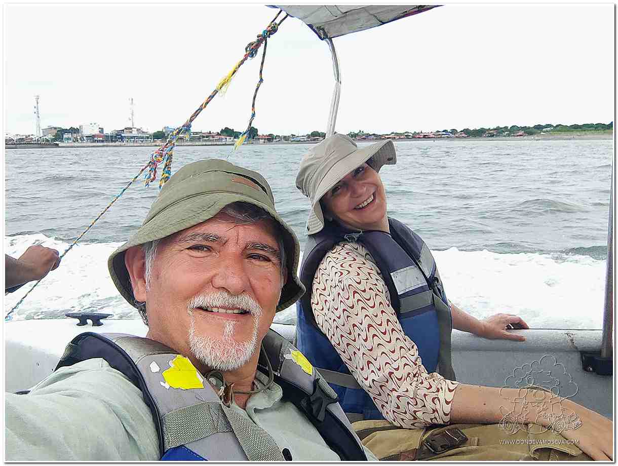 En barco con destino Isla bocagrande Tumaco Colombia