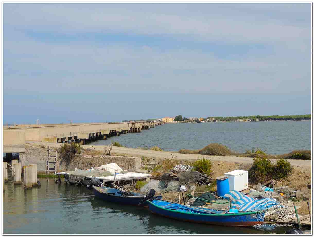 Puente Marceddi Stagno Marceddi forntera entre provincia Oristano y provincia Cerdeña del Sur Italia