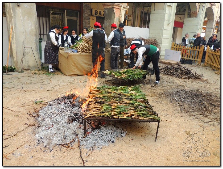 Calçots asándose a la brasa en las calles de Valls durante la fiesta.