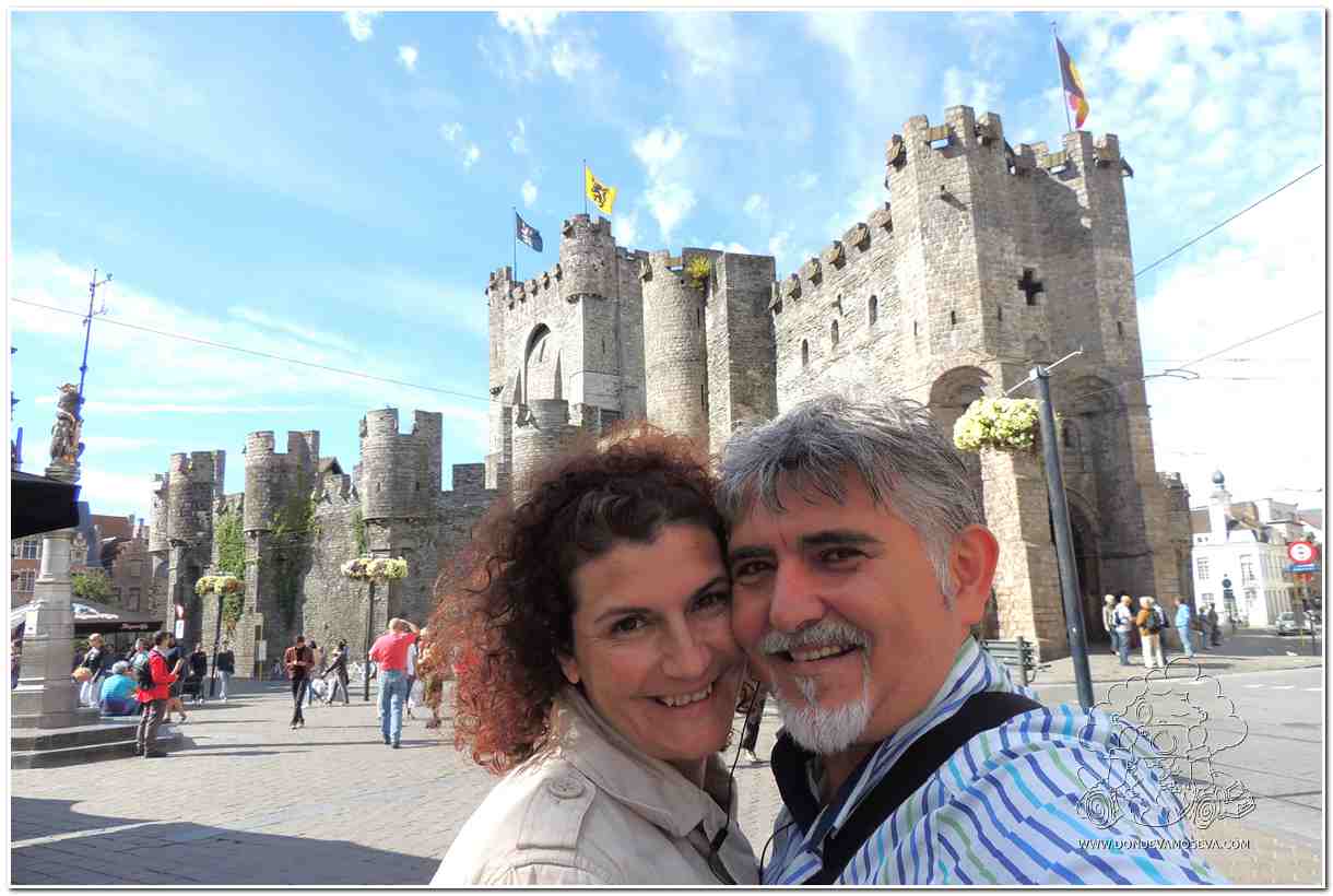Pareja disfrutando de una ruta romántica por Flandes